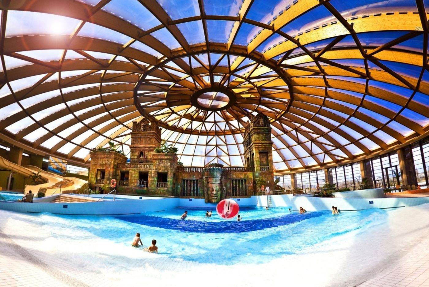 Parcurile acvatice din Ungaria sunt tot mai populare printre turiştii care caută adrenalină, relaxare şi distracţie în familie